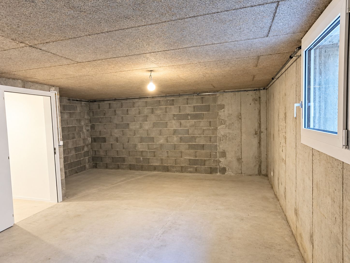 6ubp8_sous-sol_en_beton_inacheve_eclaire_par_une_ampoule.jpg