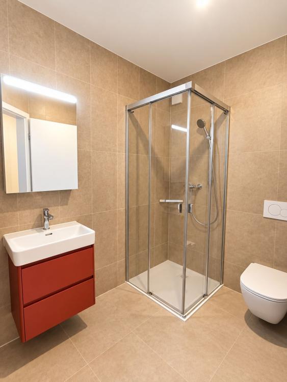 EpKWA_salle_de_bain_moderne_aux_accents_corail.jpg