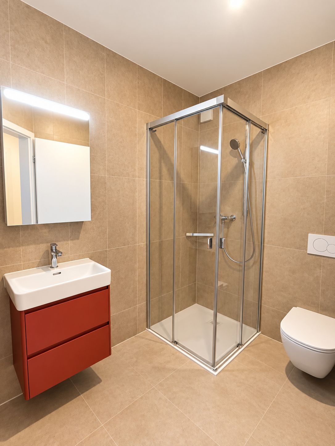EpKWA_salle_de_bain_moderne_aux_accents_corail.jpg
