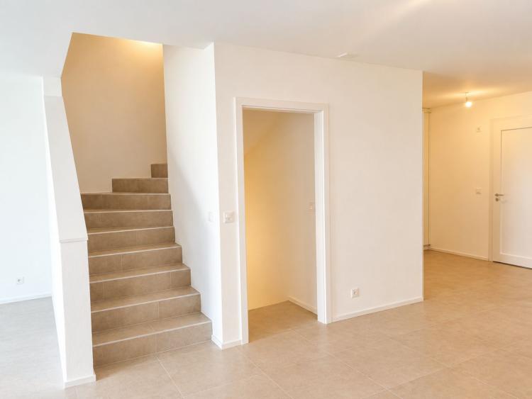 tGAzk_interieur_moderne_avec_escalier_et_couloir_lumineux.jpg