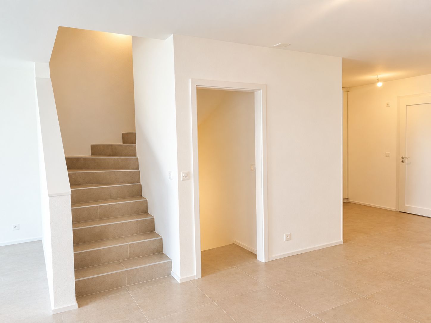 tGAzk_interieur_moderne_avec_escalier_et_couloir_lumineux.jpg